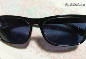 Oculos de sol lente azulada com pequena graduacao