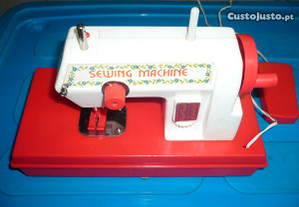 máquina de costura a funcionar réplica de original para criança brincar