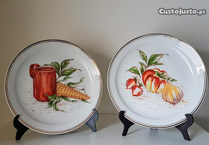 Par de pratos em porcelana 1980's coleção motivos campestres