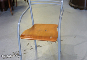 Cadeira em Metal com Acento em Madeira