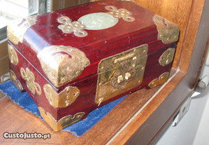 caixa oriental,em madeira e latão,medalhão em jade