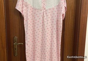 Camisa de noite rosa com flores de manga curta
