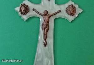 Crucifixo com Cristo e adereços em prata