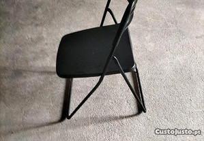 Duas cadeiras cor preta