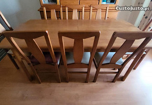 Mesa de sala de jantar com 8 cadeiras