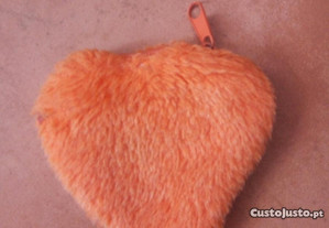Carteira em forma de coração em laranja