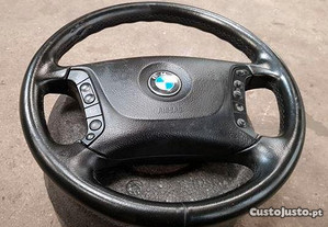 Volante BMW com airbag e comandos