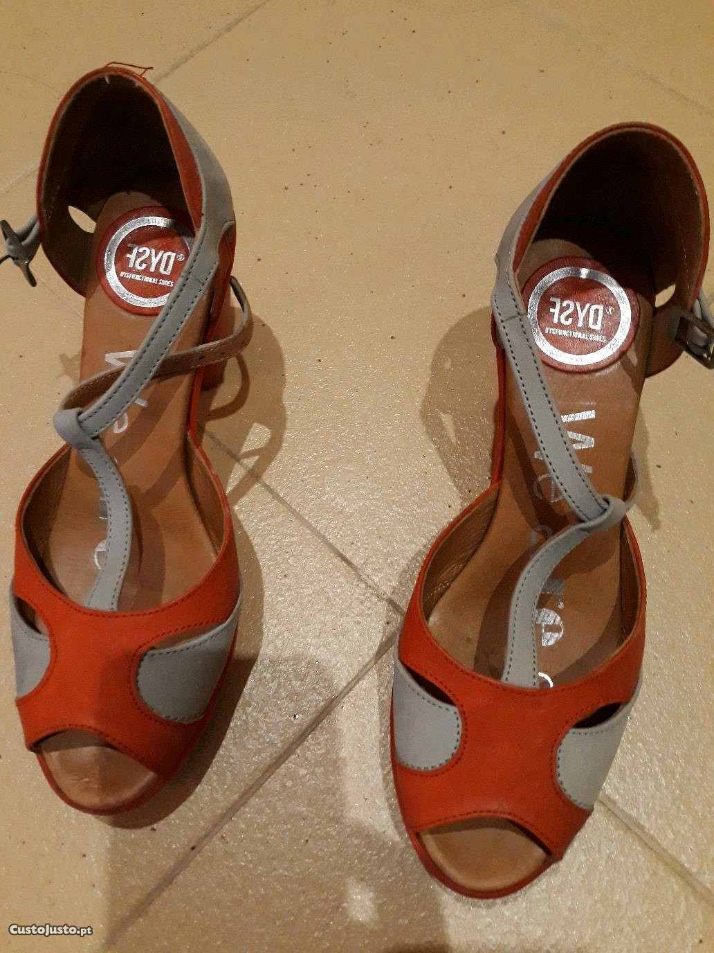 Sandálias vermelho e cinza