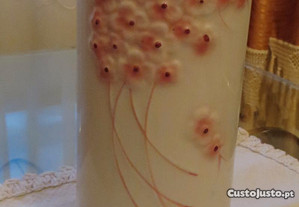 Jarra cerâmica, branca com flores rosa em relevo - Altura: 17,5 cm - antiga 1967,