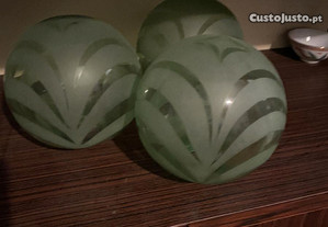 candeeiro com bolas verdes