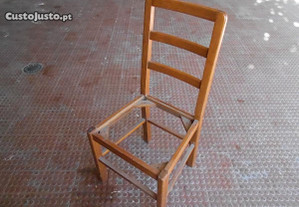 Cadeira para colocar tampo em bom estado.