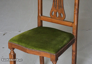 Cadeira em Madeira com Acento em Veludo