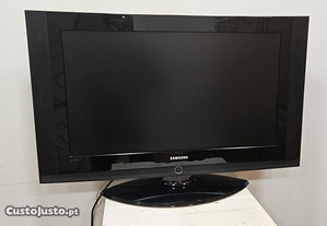 Tv LCD Samsung 32" com suporte e comando.
