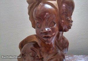 Estátua mulher africana em madeira