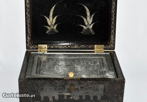 Caixa de Chá em Charão, decoração a prata com motivos orientais, interior com caixa amovível