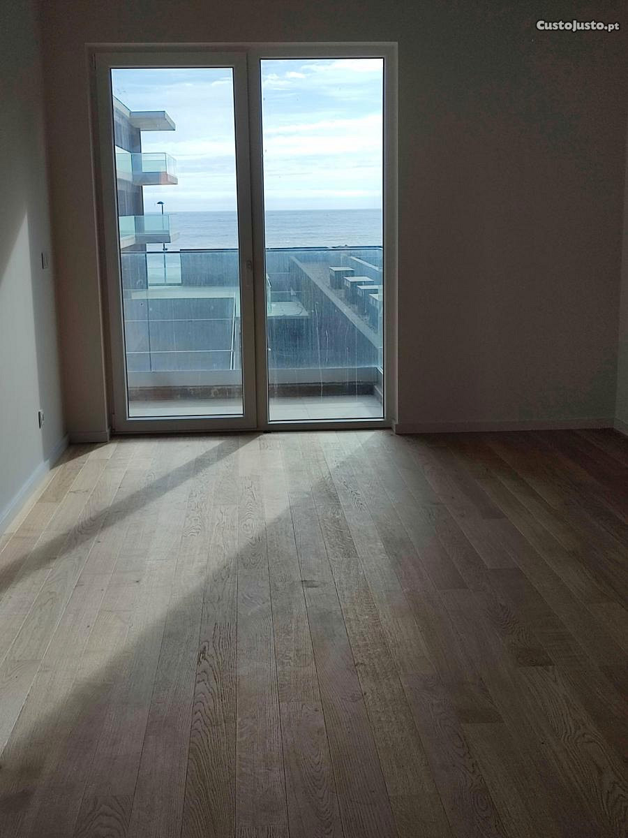 T2 novo,(nascente/ poente), sala e cozinha Open Space com varanda e vistas sobre o mar