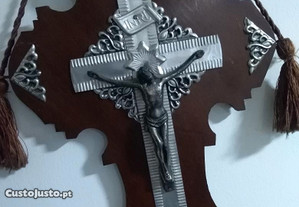 Crucifixo em madeira e Cristo em metal