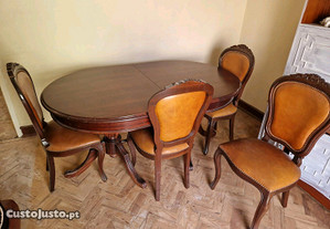 Excelente mesa de madeira maciça com cadeira de couro real.