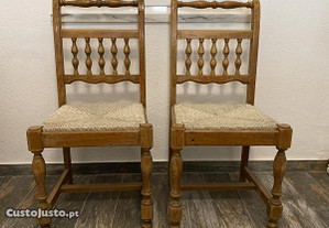 Cadeiras de madeira e palha