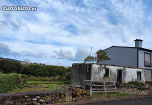 Ruína inserida em terreno de 538m², na freguesia de Vila Nova