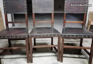 Conjunto de 12 cadeiras, antiquíssimas, em madeira com cabedal no assento e costas