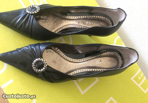 Sapatos pretos de senhora nº 37