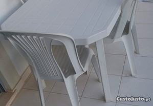 mesa de resina retangular e 4 cadeiras