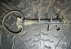 chaveiro antigo em metal