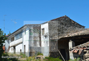 Moradia em granito com vrios anexos em senouras concelho de Almeida 