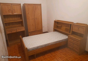 Quarto solteiro(cama,roupeiro,mesinha e escrivaninha)