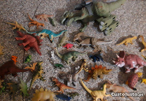 Conjunto de Figuras Dinossauros Diversos