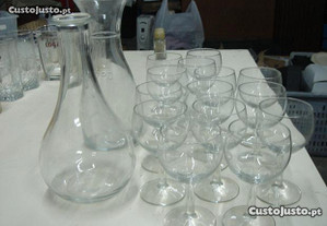 Jarros e copos de vinho