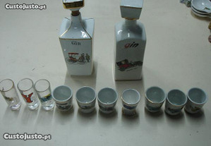 Conjunto de garrafas em porcelana