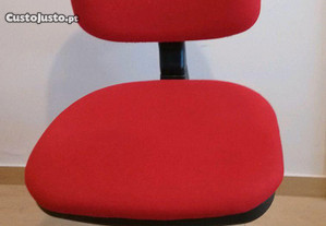 Cadeira giratória de escritório em vermelho