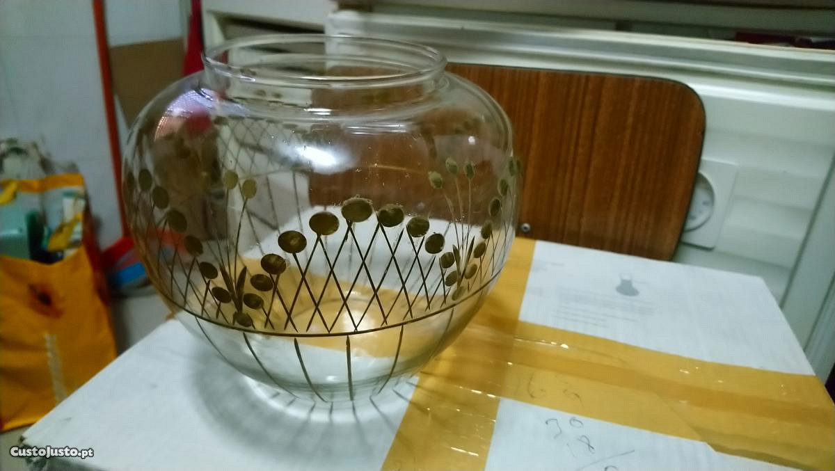 Jarra antiga de vidro com decoração manual