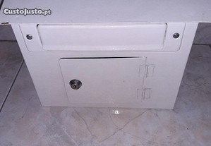 Caixa de correio em metal de cor branco