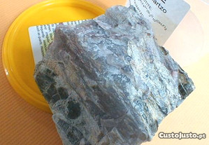 Biotite sobre quartzo 9x5x9cm