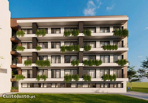 Apartamentos T2, com varanda e estacionamento, na Praia da Amorosa
