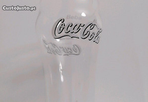 Copo da Coca Cola com logotipo branco e rebordo preto