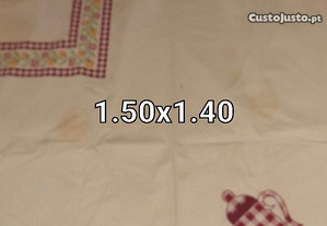Toalha 1.40x1.50 a toalha tem umas machas que precisão de ser retiradas