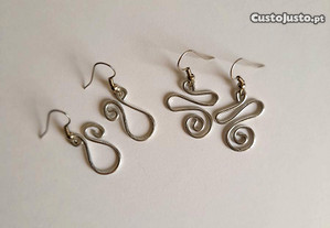 Conjunto de dois pares de brincos pendentes minimalistas de cor prata