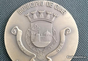 Medalha medalhão em metal com gravação da elevação da cidade de Ovar e o brasão do Município