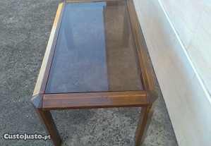 Mesa de centro em madeira maciça com tampo em vidr