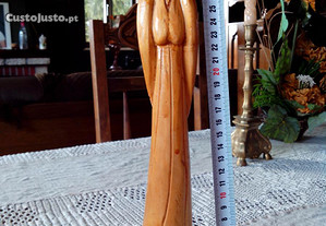 Estatueta em madeira