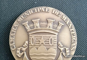 Medalha medalhão em metal com gravação, Câmara Municipal de Manteigas e dos 800 anos do foral