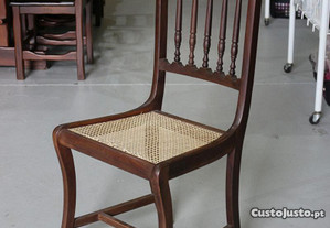 Cadeira em Madeira com Assento em Palhinha