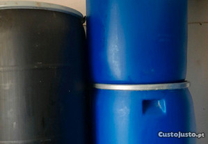 Bidons usados de plástico de 220 litros