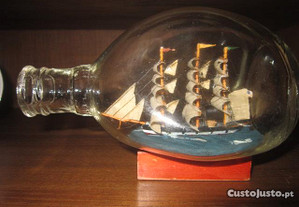 garrafa de vidro com barco dentro caravela