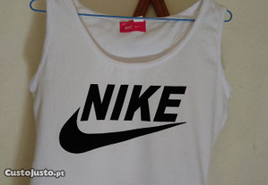 T-shirt desportiva feminina, Nike.