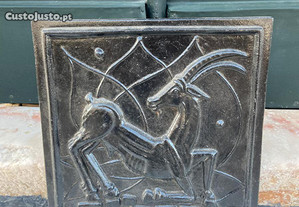 Placa em ferro fundido com antílope Arte Deco